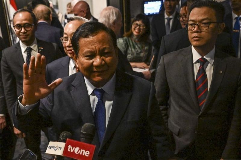 Presiden Prabowo Subianto (kiri) didampingi Menlu Sugiono (kanan)