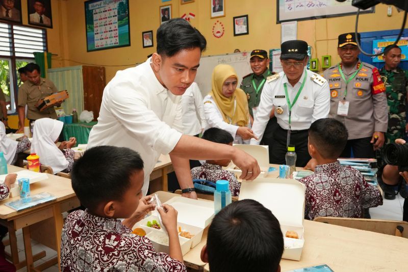 Wakil Presiden (Wapres) Gibran Rakabuming Raka (tengha) memeriksa jenis makanan bergizi gratis