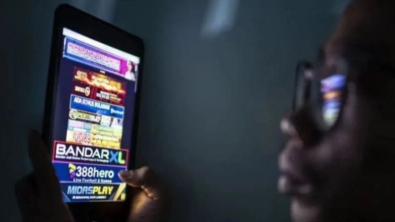 Ilustrasi warga melihat iklan judi online
