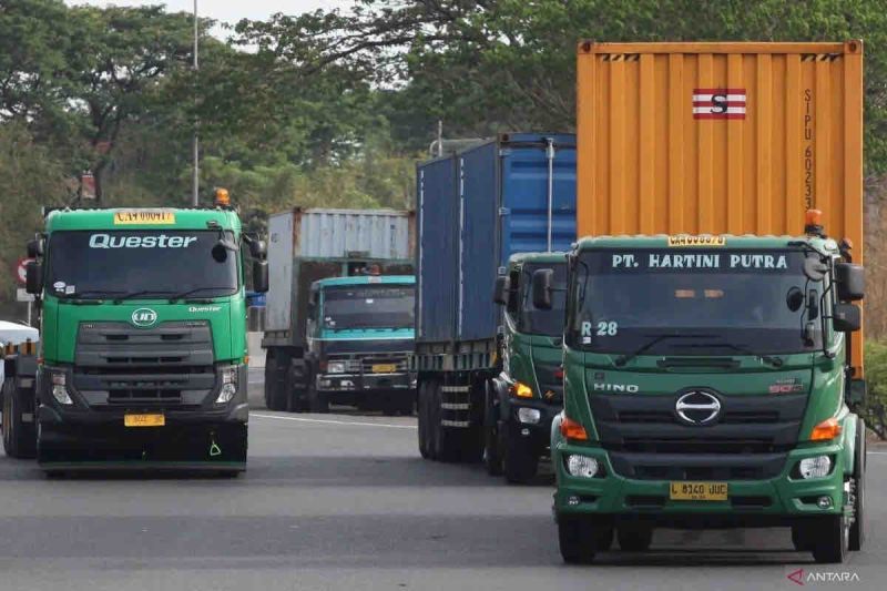 Truk-truk peti kemas melintas di Jalan Tol Surabaya-Gempol