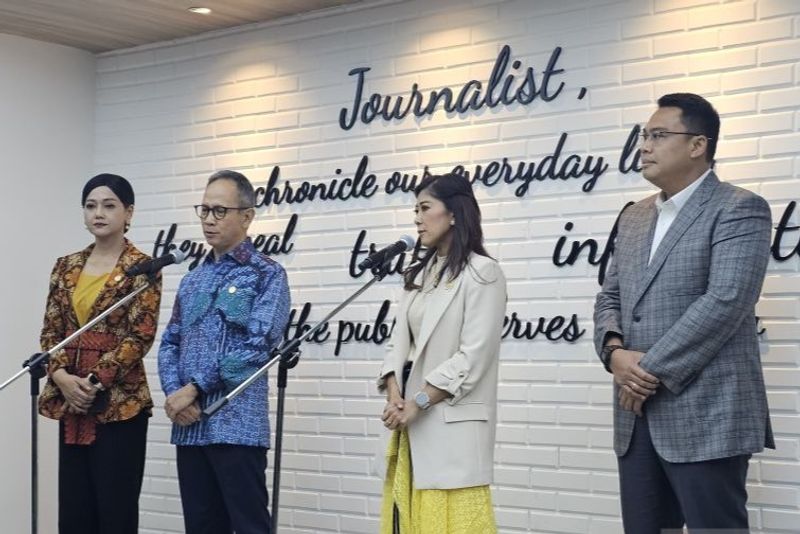 Menteri Komunikasi dan Digital Meutya Hafid dan Kepala OJK Mahendra Siregar