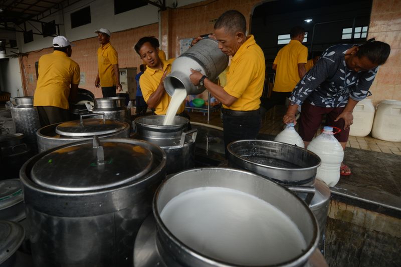 antarafoto-kementerian-koperasi-mendorong-kud-dapat-mengolah-susu-sapi-173159473