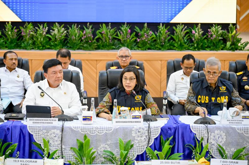 Menteri Keuangan Sri Mulyani Indrawati dan Menko Polkam Budi Gunawan