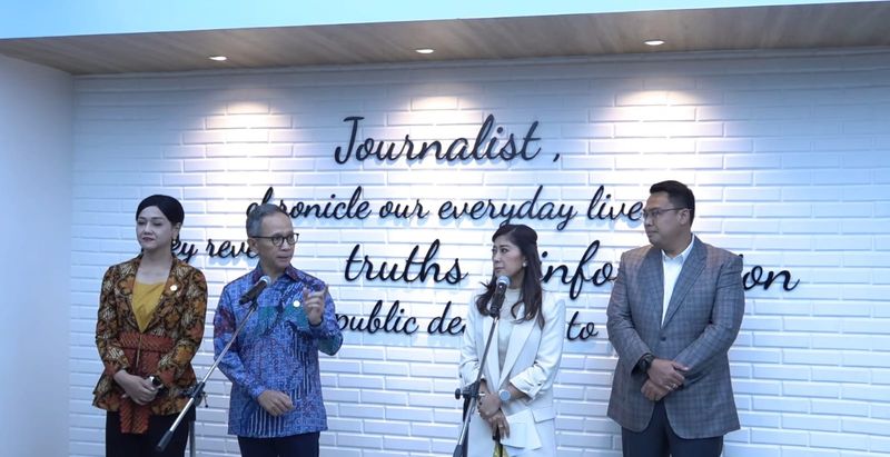 Menteri Komunikasi dan Digital Meutya Hafid bersama Ketua Dewan Komisioner OJK Mahendra Siregar