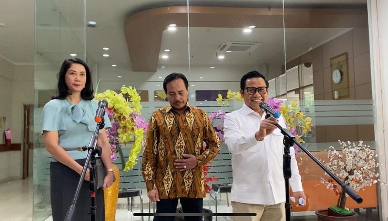 Menko Muhaimin Iskandar bersama Plt. Kepala Divisi Psikiatri RSCM, Kristiana Siste
