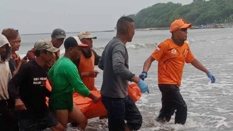 Tim SAR gabungan dibantu nelayan saat mengevakuasi jasad Kalam Ilahi (30) ke Dermaga Ujunggenteng,
