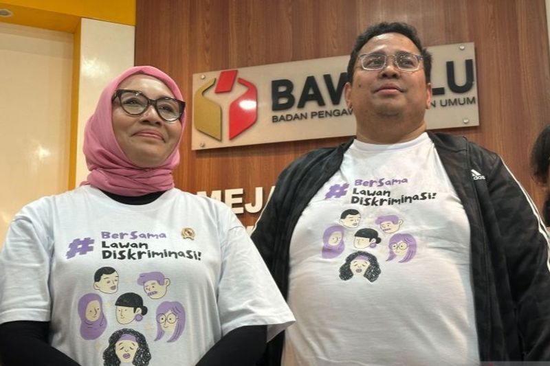 Ketua Bawaslu RI Rahmat Bagja (kanan) bersama Menteri PPPA Arifah Fauzi
