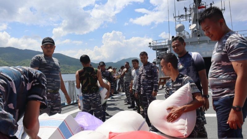 beras bantuan di KRI Ahmad Yani-351 bagi korban erupsi Gunung Lewotobi Laki-laki