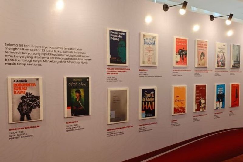 Koleksi karya-karya sastrawan AA Navis yang ditampilkan dalam Pameran Peringatan 100 Tahun AA Navis
