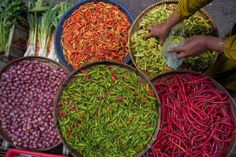 Pedagang mengemas cabai untuk pembeli di Pasar Besar Lumajang
