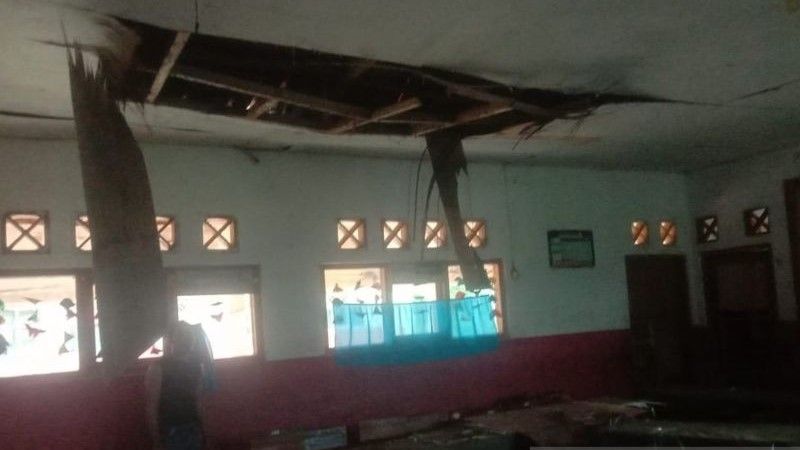 Langit-lagit ruang kelas di SDN Pasirmuding, Kecamatan Cibeber jatuh akibat gempa