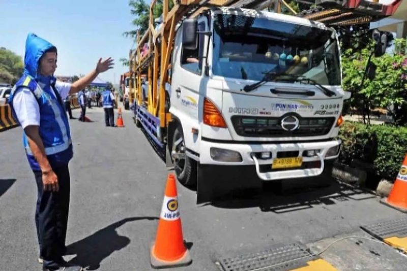 Petugas Jasa Marga mengarahkan truk untuk ditimbang beratnya saat operasi penertiban kendaraan ODOL