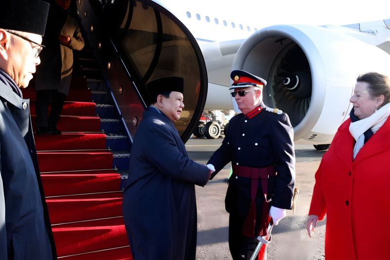 Presiden Prabowo Subianto menyalami satu per satu pihak dari kerajaan Inggris
