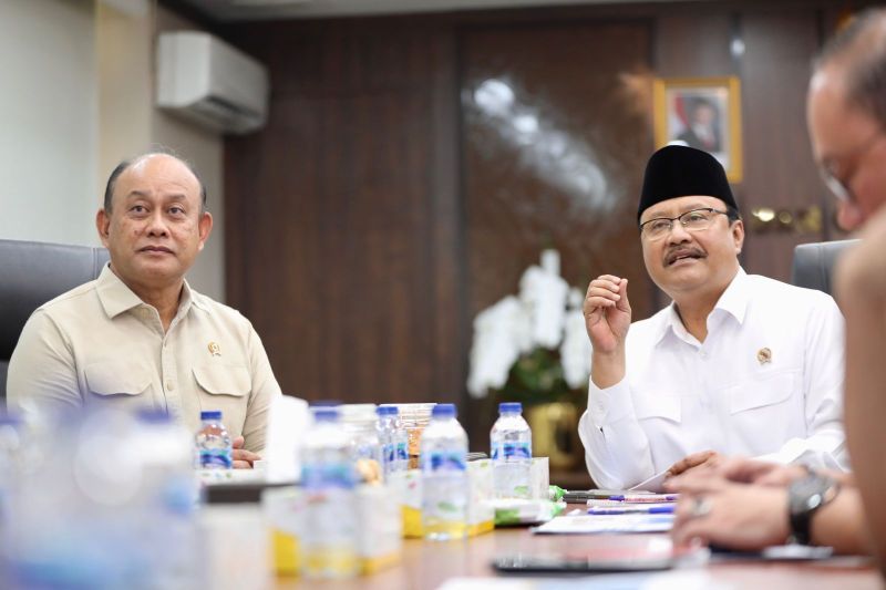 Mensos Saifullah Yusuf (kanan) bersama Kepala Badan Gizi Nasional (BGN) Dadan Hindayana (kiri)