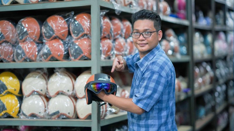 Ryan, pendiri Hijmuku, produsen helm anak