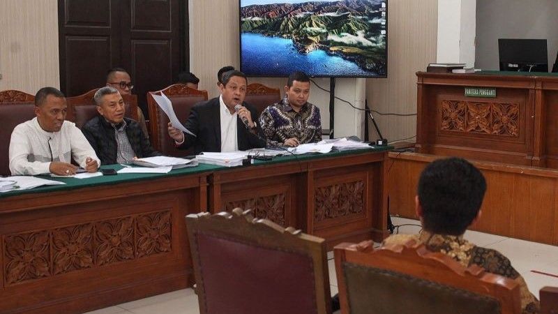Ketua tim kuasa hukum Tom Lembong, Ari Yusuf Amir (kedua kanan) bertanya kepada saksi ahli