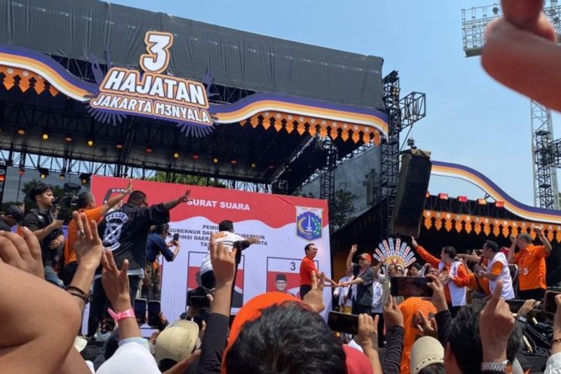 Pramono Anung dan Rano Karno dalam kampanye akbar di Stadion Madya Gelora Bung Karno