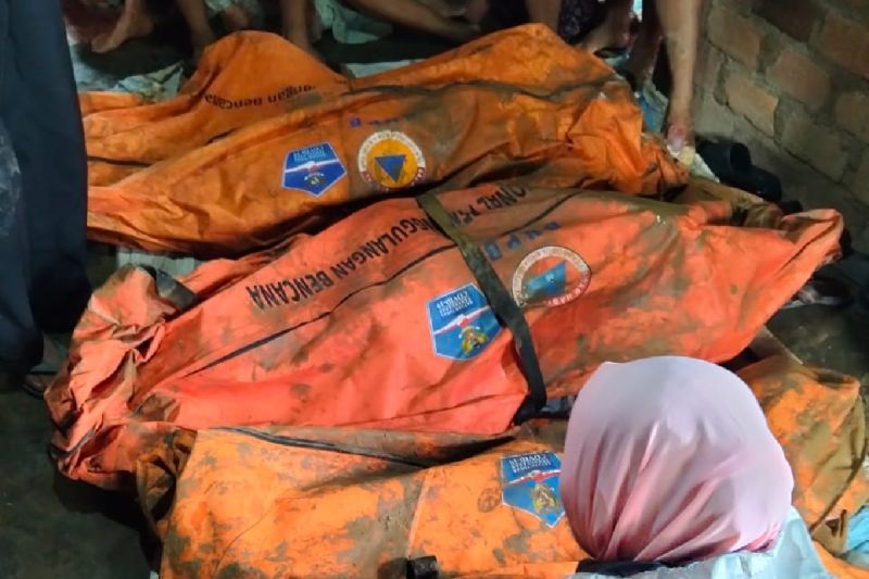 Bencana tanah longsor yang melanda Desa Harang Julu di Padang Lawas