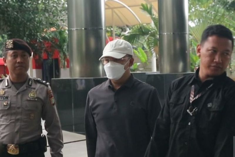 Gubernur Bangkulu Rohidin Mersyah (topi putih) tiba di Gedung Merah Putih KPK