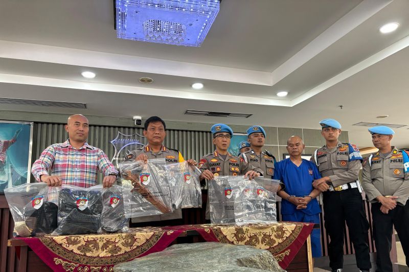 Polda Sumbar memperlihatkan AKP Dadang Iskandar pelaku kasus penembakan di Polres Solok Selatan