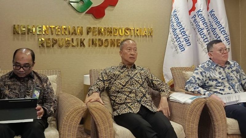 Menteri Perindustrian Agus Gumiwang Kartasasmita (tengah) 