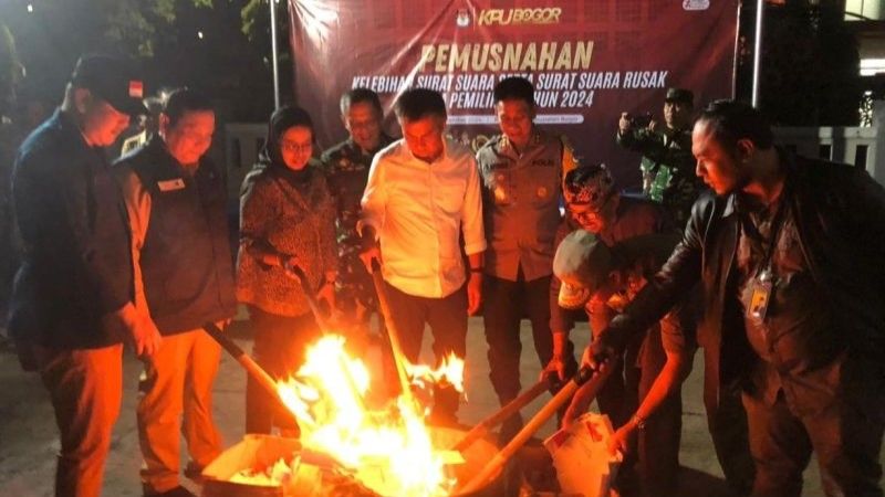 Penjabat Gubernur Jawa Barat Bey Machmudin memusnahkan 2.969 surat suara rusak