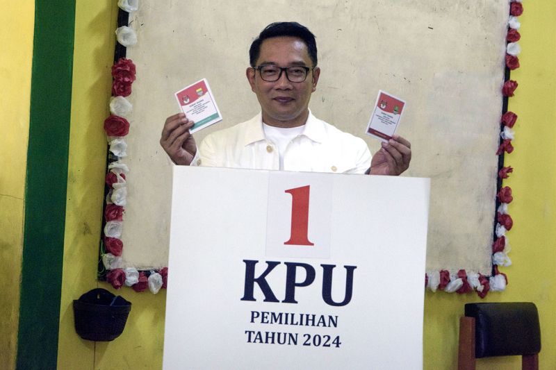 antarafoto-ridwan-kamil-mencoblos-pilkada-serentak-di-bandung-1732697911