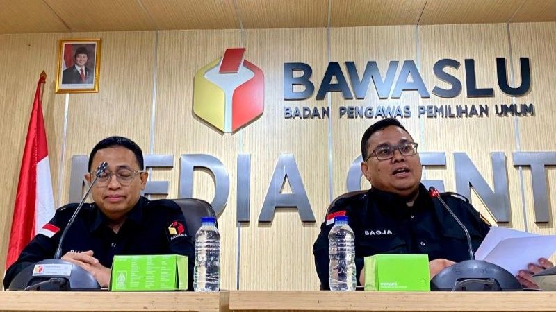 Ketua Bawaslu RI Rahmat Bagja (kanan) dan Anggota Bawaslu RI Puadi (kiri