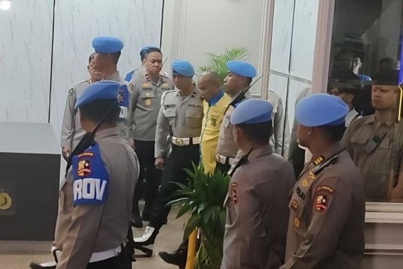 AKP Dadang Iskandar (tengah) digiring oleh petugas usai mengikuti sidang etik