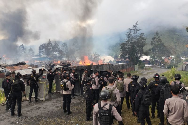 Personel gabungan saat mengamankan aksi saling serang antar massa pendukung di Puncak Jaya