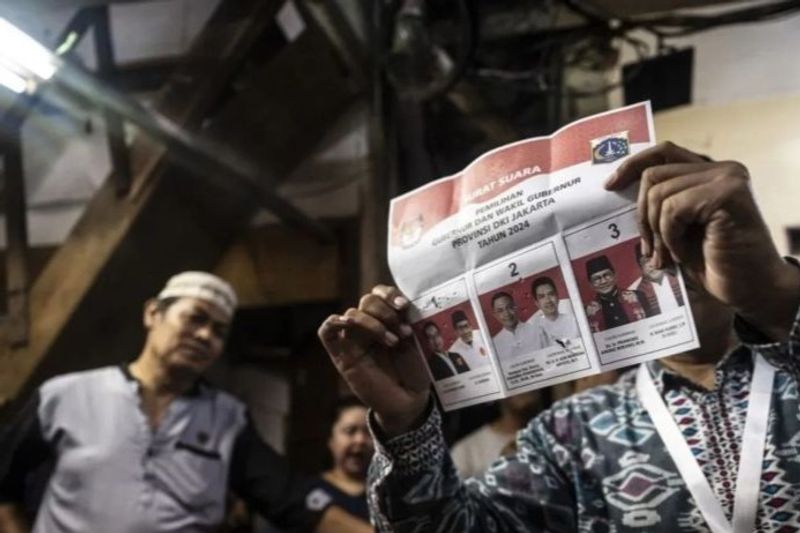 Anggota KPPS menunjukkan surat suara tidak sah saat penghitungan surat suara Pilkada DKI Jakarta