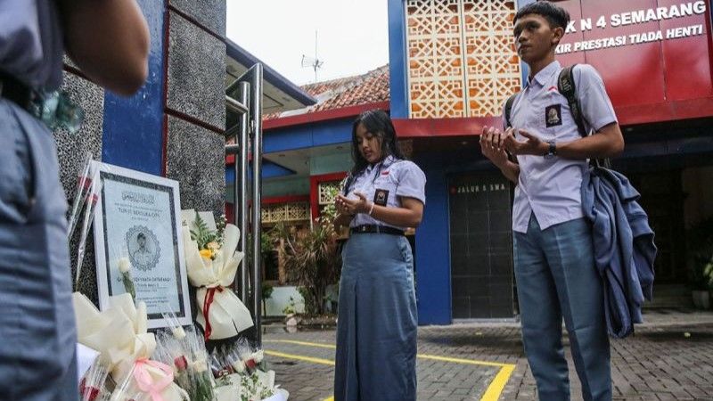 Sejumlah rekan berdoa untuk siswa korban penembakan yang diduga oleh oknum polisi