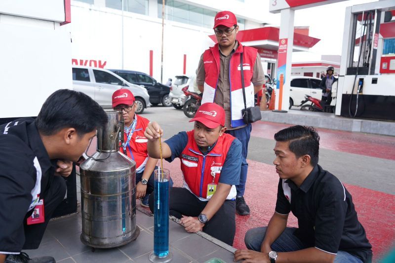 Pengecekan bahan bakar minyak di SPBU
