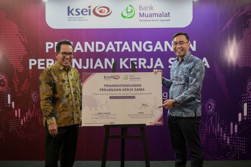Direktur PT Bank Muamalat Indonesia Tbk Karno (kanan) dan Direktur Utama PT KSEI Samsul Hidayat 