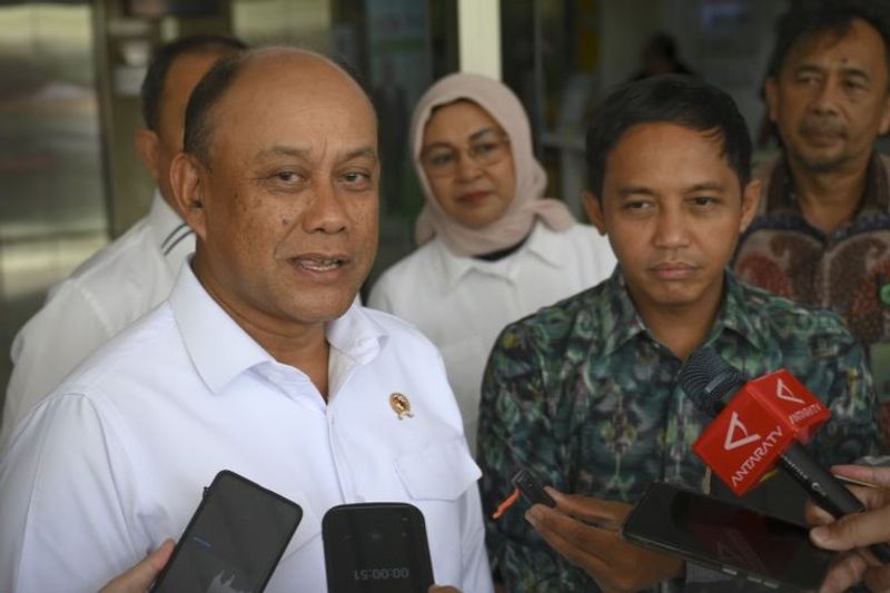Kepala Badan Gizi Nasional Dadan Hindayana (kiri) bersama Menteri Kehutanan Raja Juli Antoni (kanan)