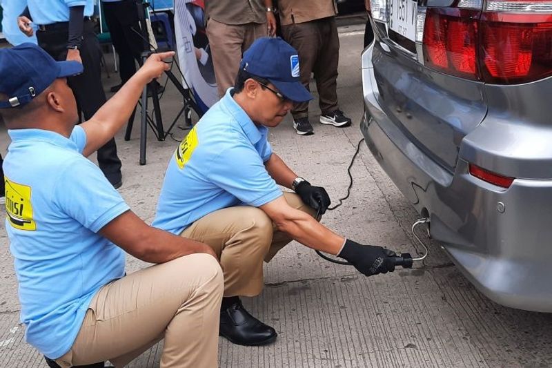 Wakil Dinas Lingkungan Hidup (DLH) DKI Jakarta Sarjoko saat melakukan uji emisi