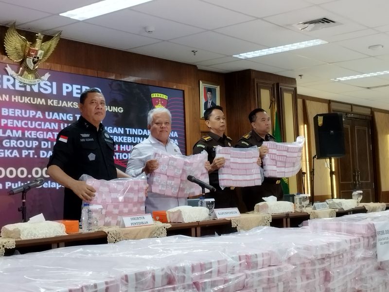 Konferensi pers penyitaan uang kasus duta palma