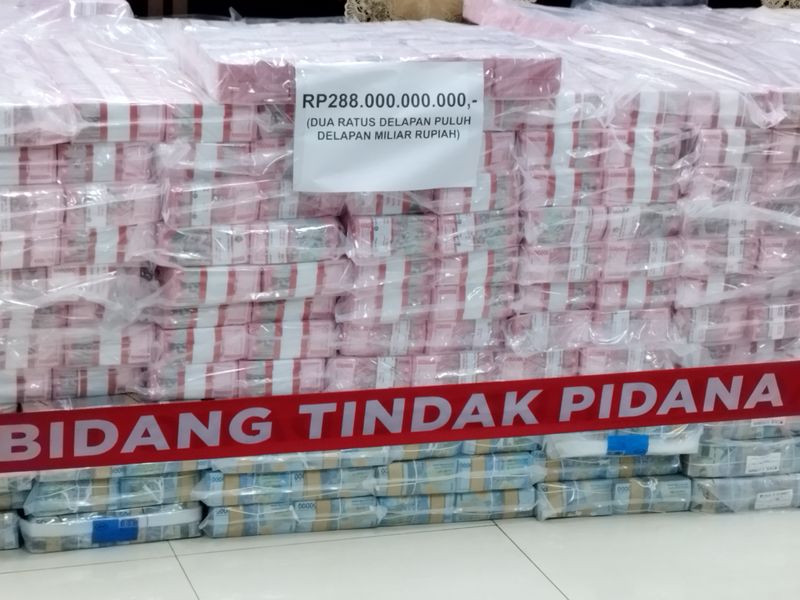 Konferensi pers penyitaan uang kasus pt duta palma grup