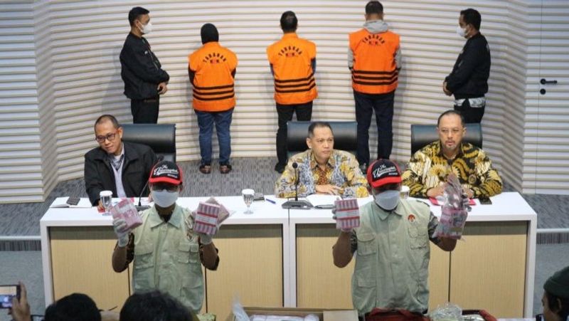 Penyidik KPK perlihatkan barang bukti OTT Pj Wali Kota Pekanbaru Risnandar Mahiwa