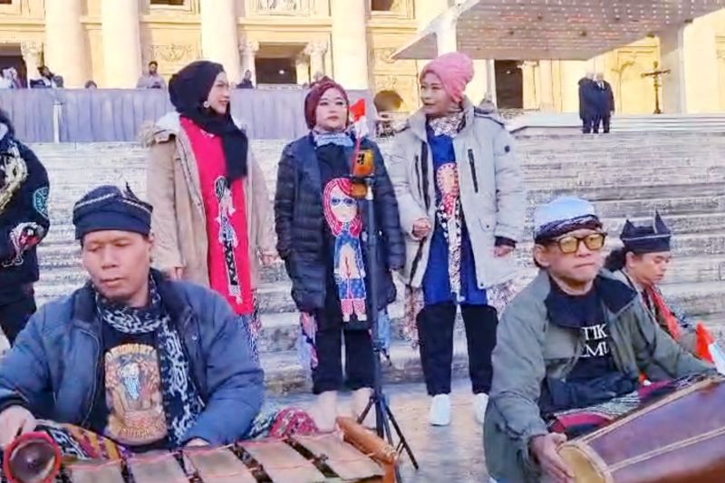 Gendhing Kebo Giro dan shalawat Badr dimainkan oleh sanggar Ki Ageng Ganjur Yogyakarta di Vatikan