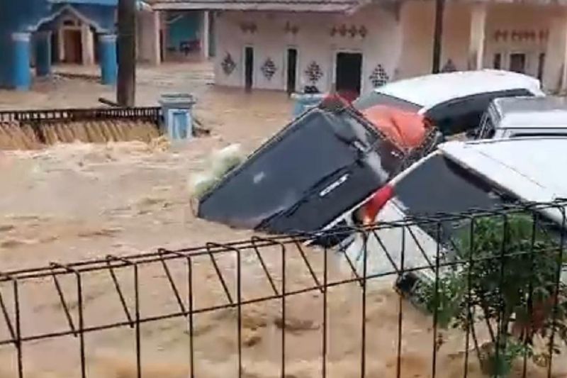 Sejumlah mobil milik warga terbawa arus banjir bandang Sungai Cikaso di Kampung Cierih