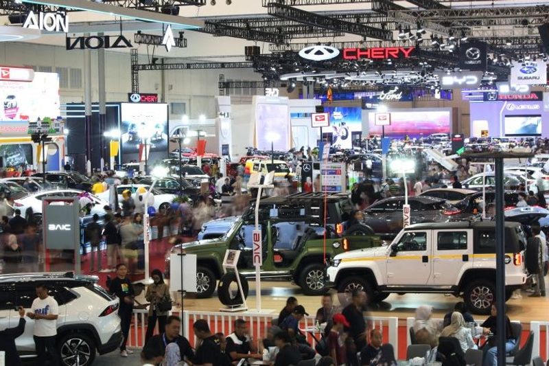 Suasana pameran otomotif GAIKINDO Jakarta Auto Week 2024