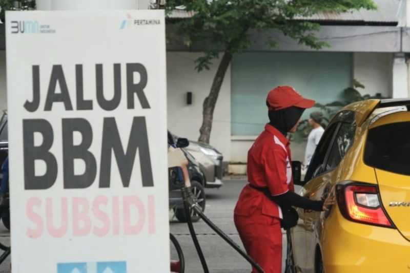Ilustrasi pekerja melakukan isi ulang Bahan Bakar Minyak (BBM)