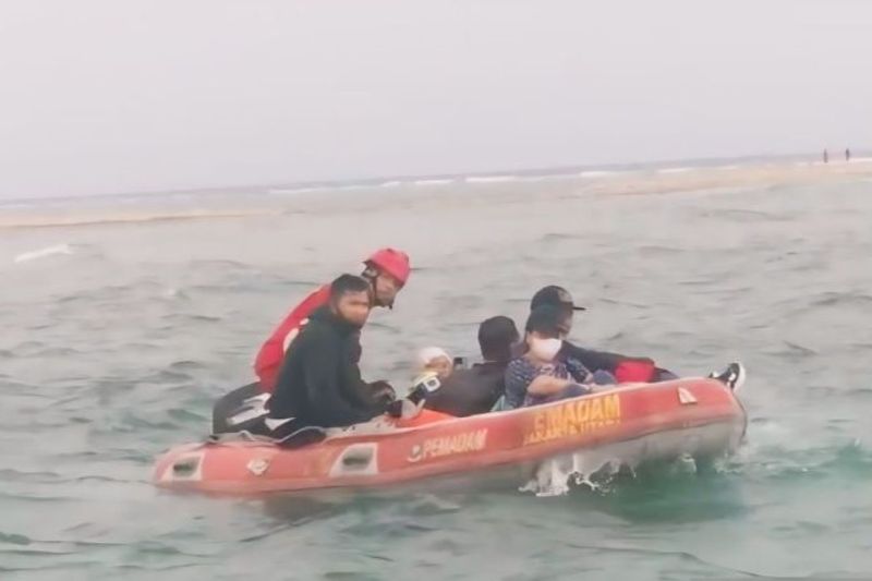 Petugas Sudin Gulkarmat Jakarta Utara mengevakuasi penumpang kapal