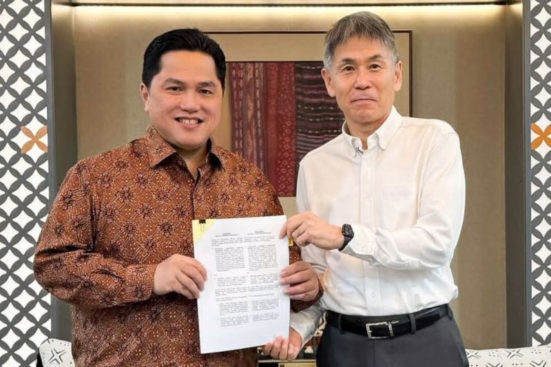 Erick Thohir (kiri) bersama instruktur wasit asal Jepang Yoshimi Ogawa
