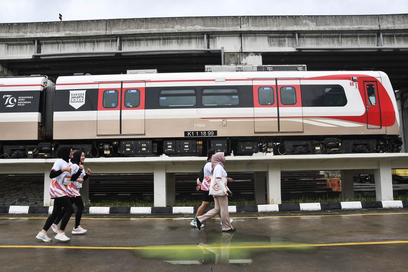 antarafoto-fun-run-memperingati-5-tahun-lrt-jakarta-1733648233