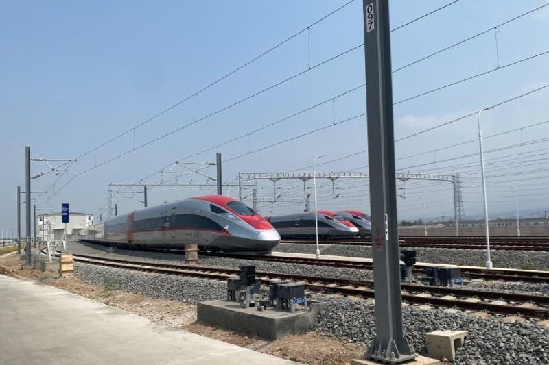 Rangkaian kereta cepat Whoosh di Stasiun Tegalluar, Kabupaten Bandung