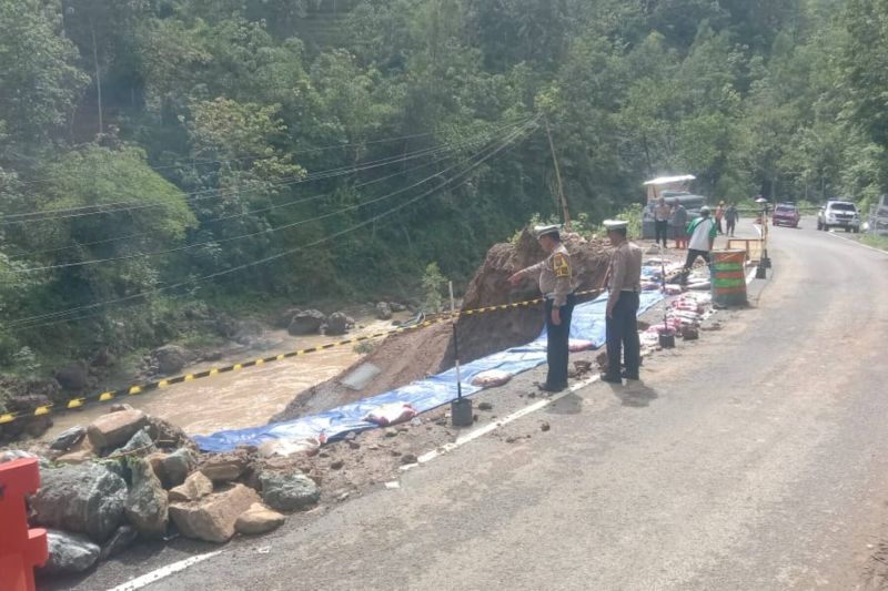 Tergerus Luapan Air Grindulu, Jalan Raya Ponorogo-Pacitan Amblas