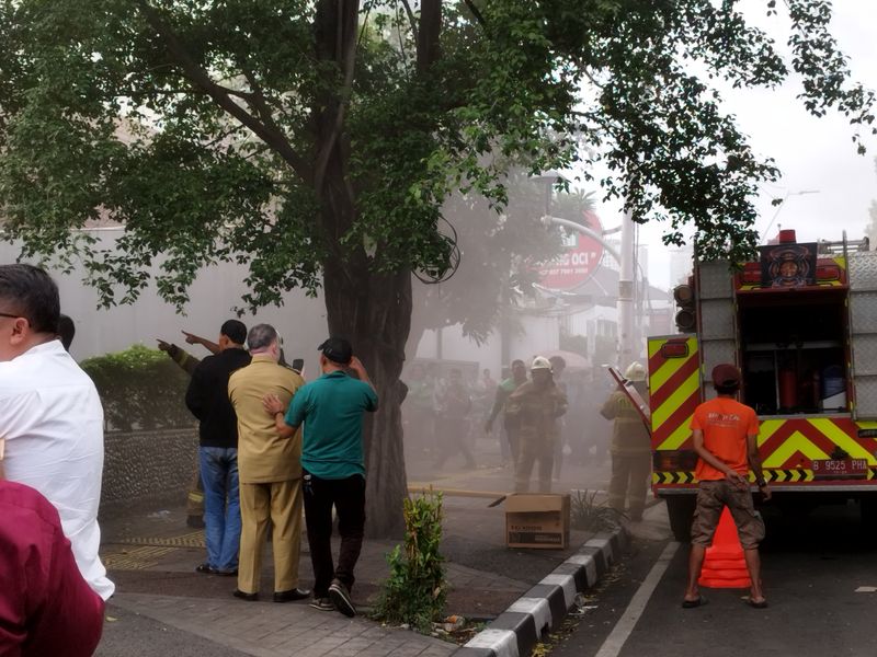 Suasana di sekitar gedung yang terdampak ledakan 