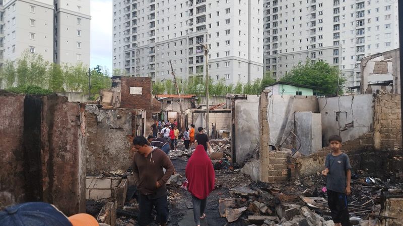Warga memeriksa rumahnya yang terdampak kebakaran di Kemayoran